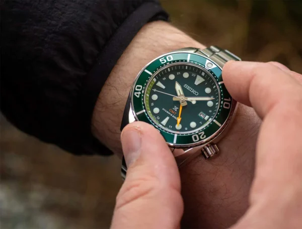 Seiko SFK003J1 Sumo GMT на запястье — зелёный циферблат, настройка безеля