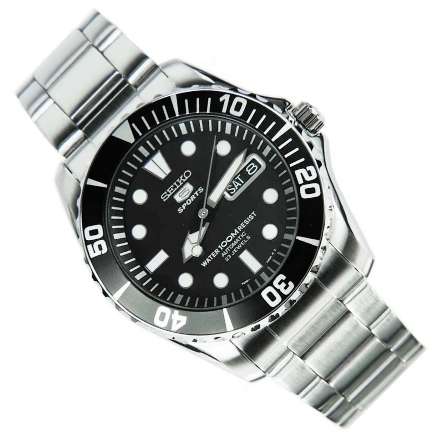 Seiko SNZF17K1 Sea Urchin — ракурс 3/4, чёрный циферблат и стальной браслет