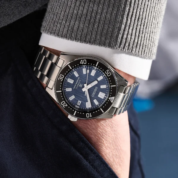 Seiko SPB297J1 Glacier на руке — синий циферблат, стальной браслет, серый свитер