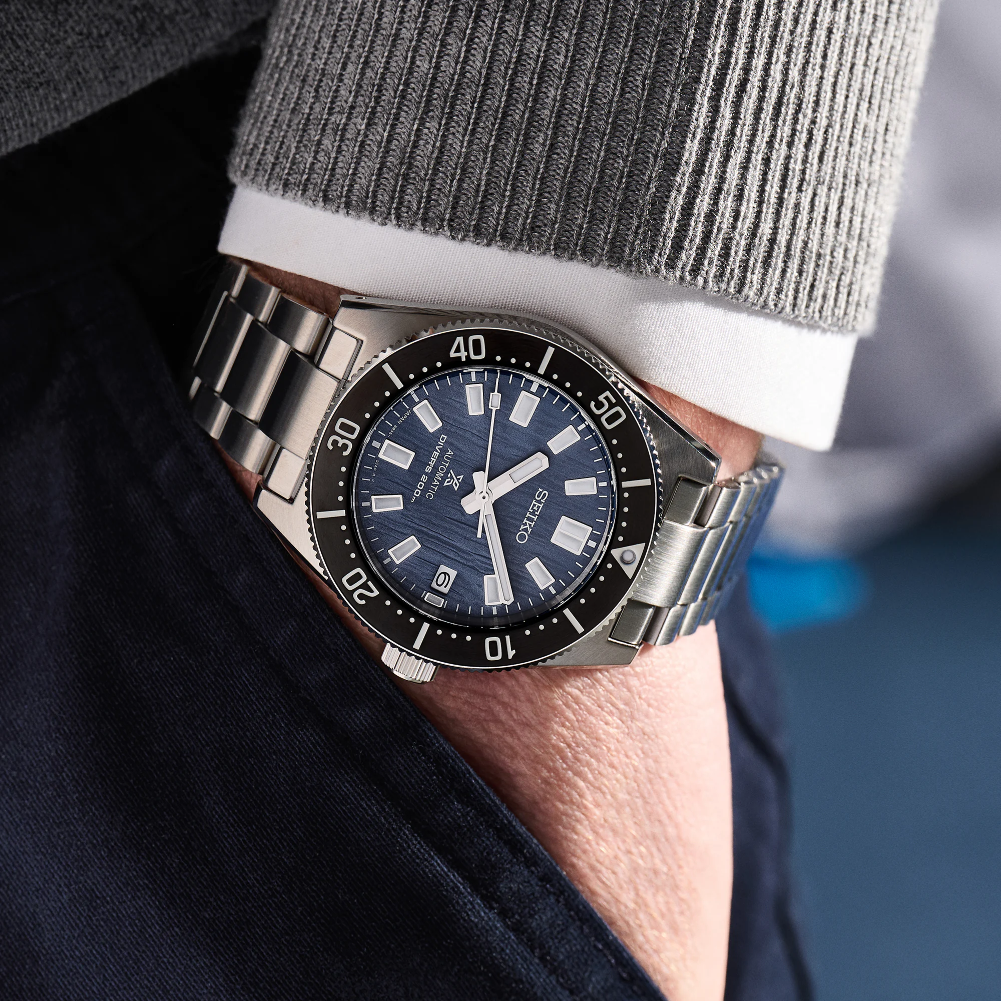 Seiko SPB297J1 Glacier на руке — синий циферблат, стальной браслет, серый свитер