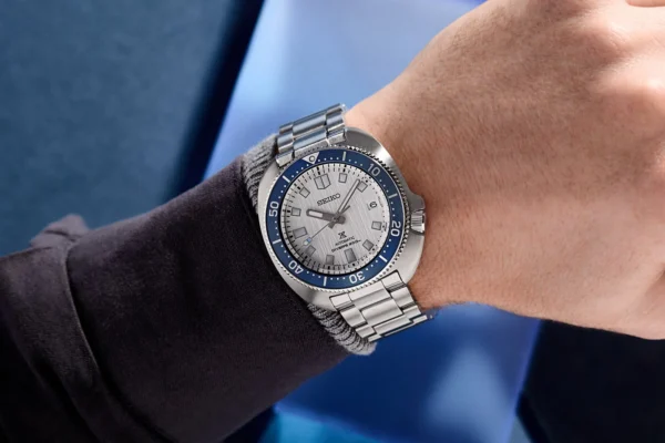 Seiko SPB301J1 Captain Willard на руке — белый текстурный циферблат, синий безель