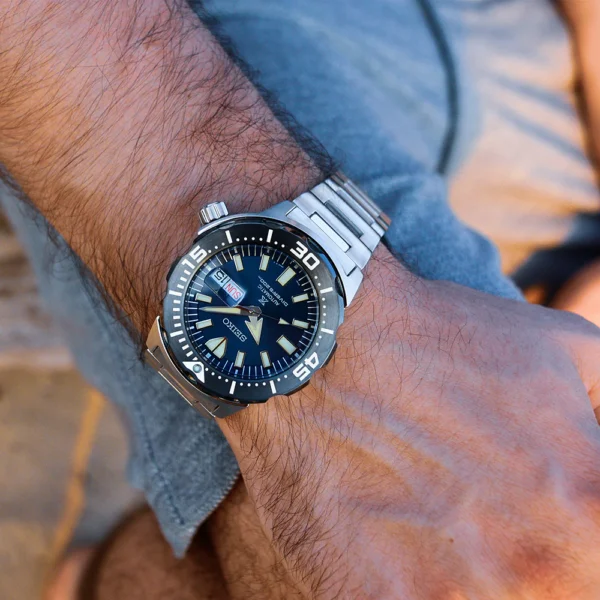 Seiko SRPD25K1 Monster на руке — синий циферблат, тёмный безель, стальной браслет