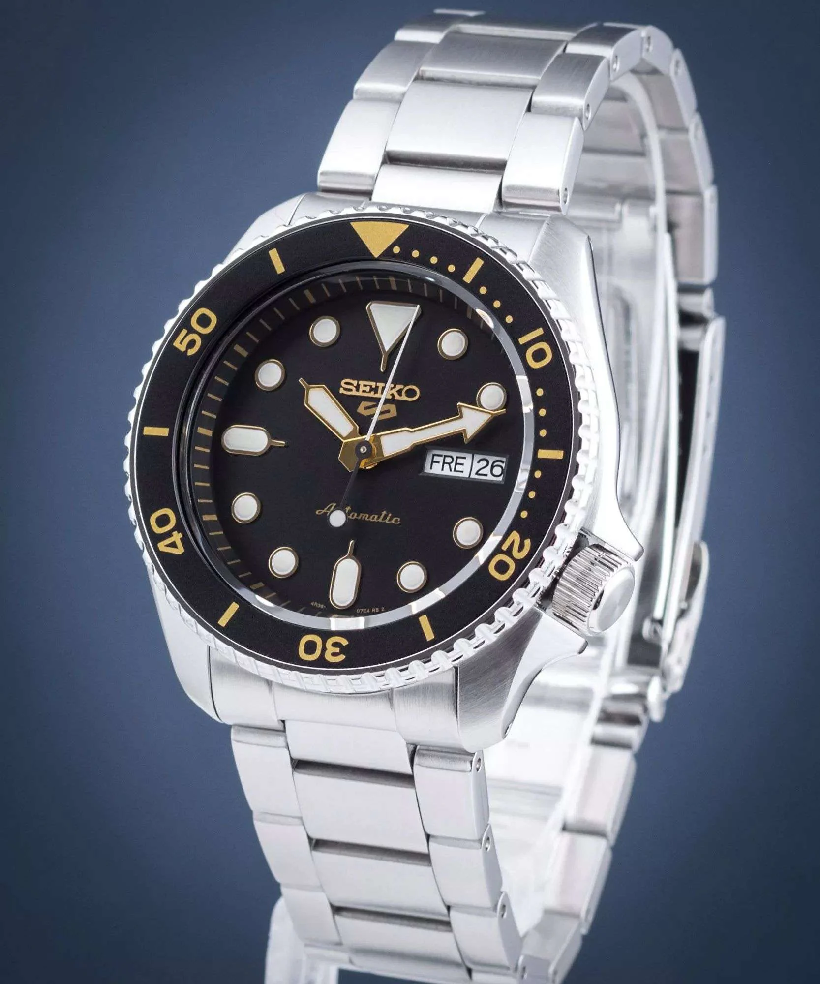 Seiko SRPD57K1 — боковой ракурс, стальной браслет и заводная головка