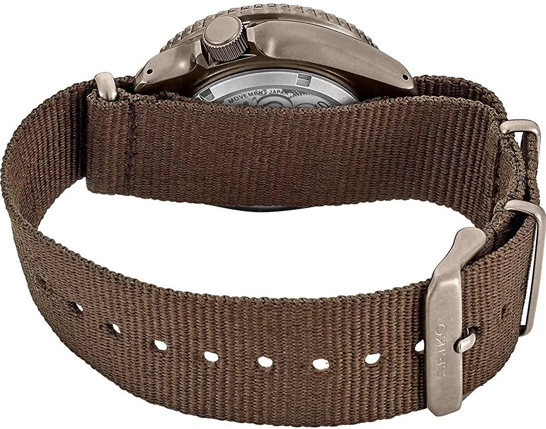 Seiko SRPD85K1 — вид сзади, заводная головка и коричневый ремешок NATO