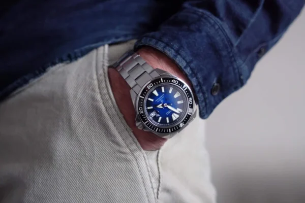 Seiko Prospex SRPE33K1 Samurai на руке — синий циферблат, стальной браслет, джинсовый образ