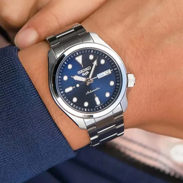 Seiko SRPE53K1 на руке крупным планом — синий циферблат, стальной браслет