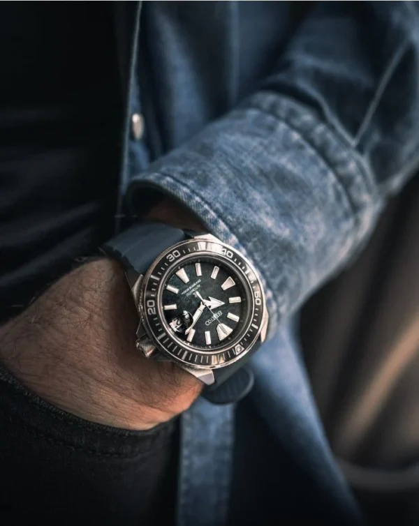 Seiko SRPF79K1 King Samurai на руке — лайфстайл в джинсовом стиле