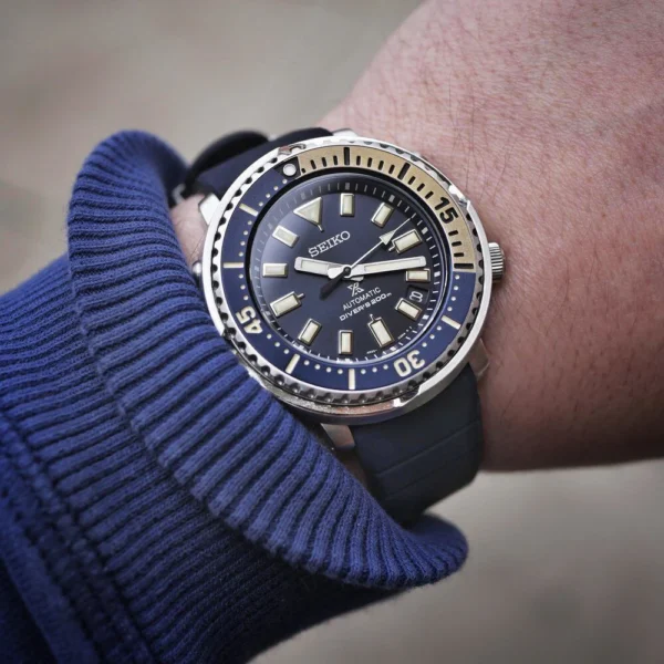 Seiko SRPF81K1 Baby Tuna на руке — синий циферблат и каучуковый ремешок