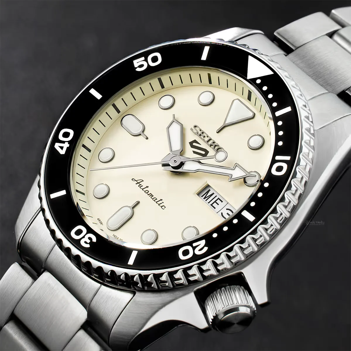 Seiko SRPK31K1 — бежевый циферблат, чёрный безель, корпус 38 мм