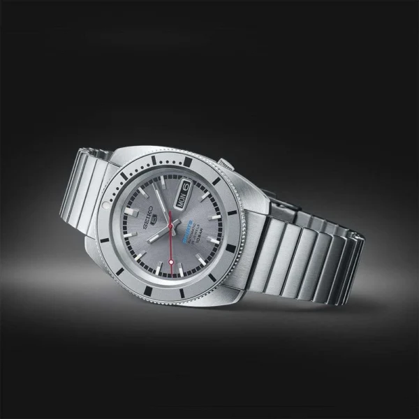 Seiko SRPL03K1 Kamen Rider — имиджевое фото на тёмном фоне, ракурс 3/4