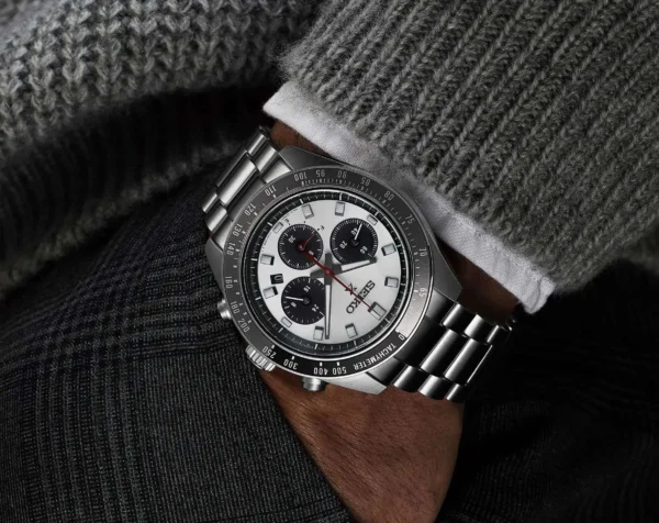 Seiko Prospex SSC911P1 — фронтальный вид Seiko Prospex SSC911P1 Speedtimer Solar на руке — белый циферблат хронограф тахиметрический безель