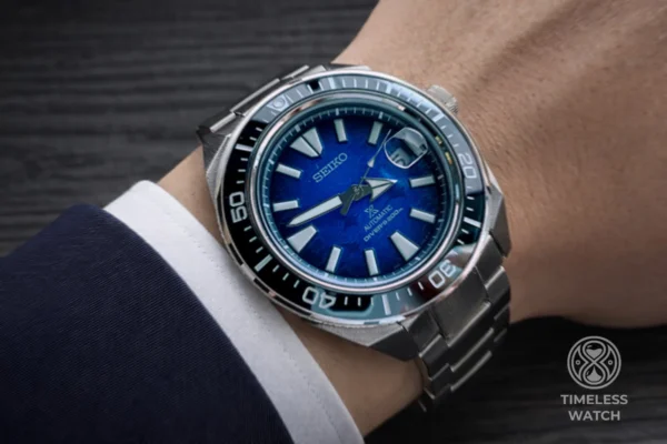 Seiko SRPE33K1 King Samurai на запястье — посадка 43.8 мм, деловой образ