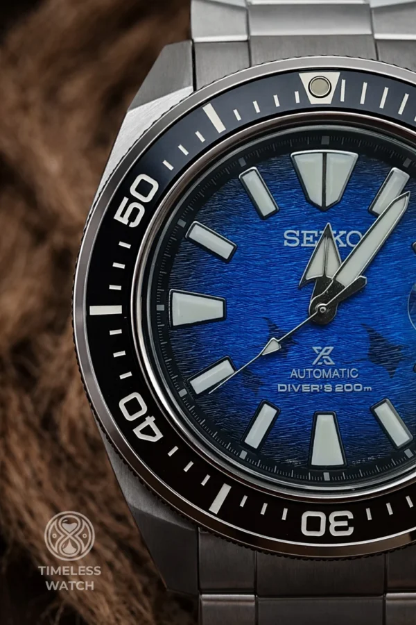 Seiko SRPE33K1 King Samurai — текстура циферблата Manta Ray крупным планом