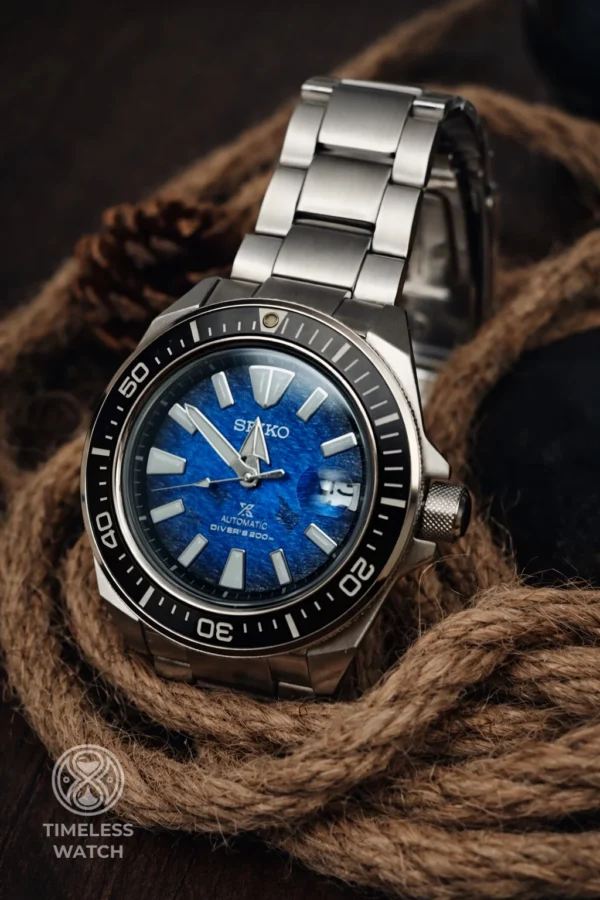 Seiko Prospex SRPE33K1 King Samurai на стальном браслете — вид в три четверти