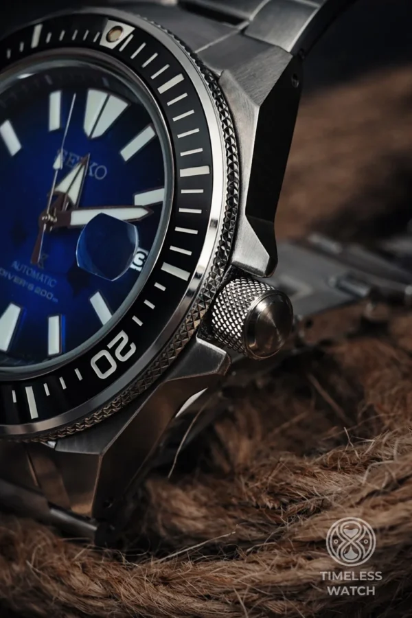 Seiko SRPE33K1 — вид сбоку с заводной головкой на 3 часах