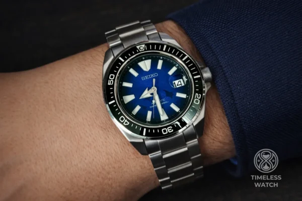 Seiko SRPE33K1 King Samurai на запястье — посадка в деловом образе