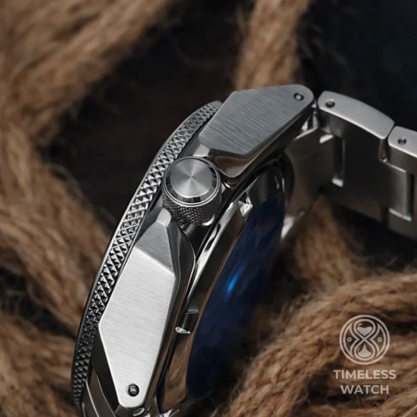 Seiko SRPE33K1 King Samurai — заводная головка на 3 часах и угловые ушки, вид сбоку