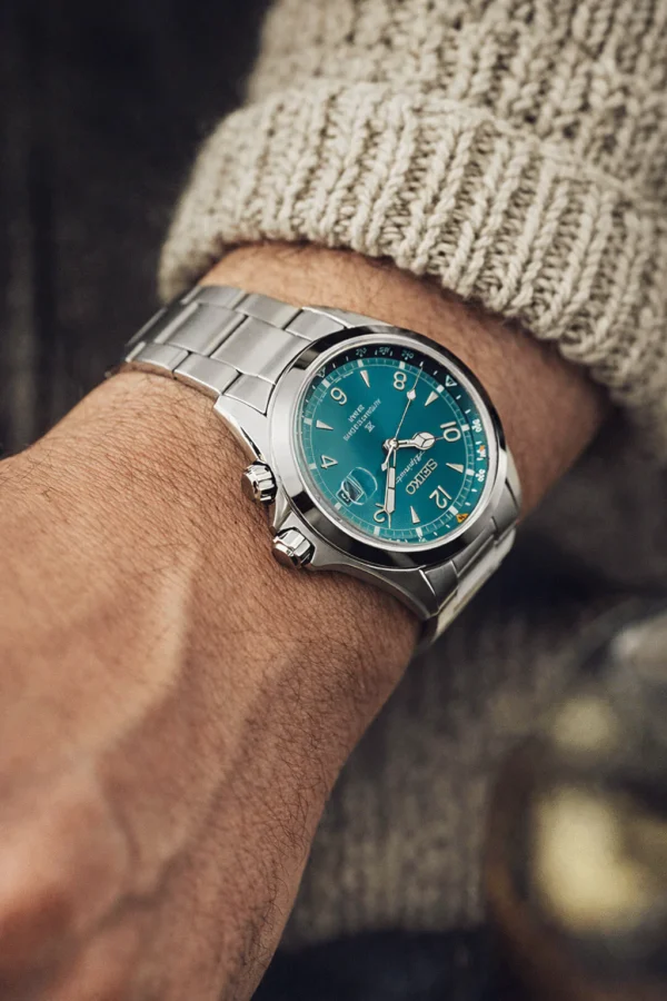 SPB503J1_7 Seiko Prospex Alpinist SPB503J1 на руке — бирюзовый циферблат, стальной браслет, бежевый свитер