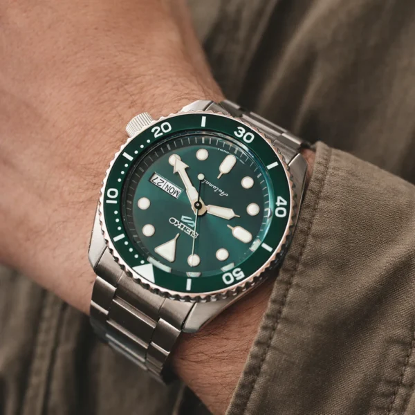 Seiko SRPD61K1 на руке — зелёный циферблат, зелёный безель, стальной браслет