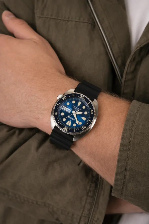 Seiko SRPE07K1 King Turtle на руке — синий циферблат, чёрный силиконовый ремешок