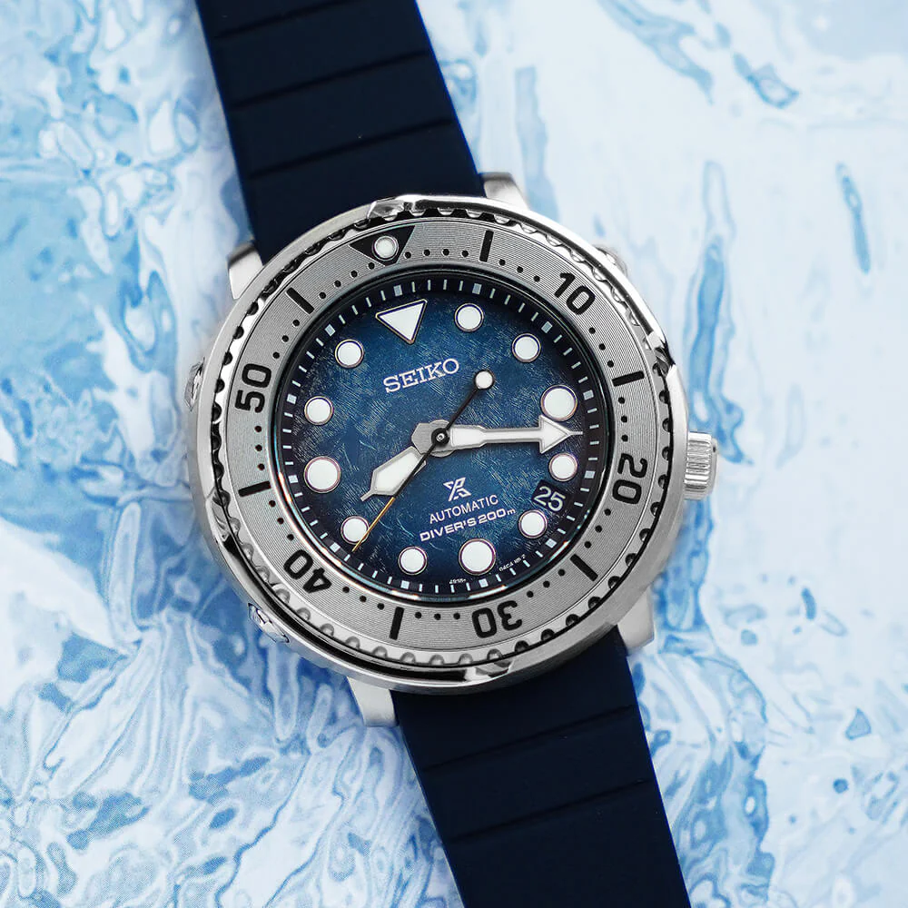 Seiko SRPH77K1 Tuna — синий циферблат с волновой текстурой, синий силиконовый ремешок