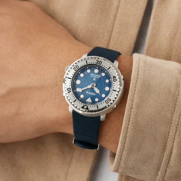 Seiko SRPH77K1 Tuna на руке — синий циферблат, синий силиконовый ремешок