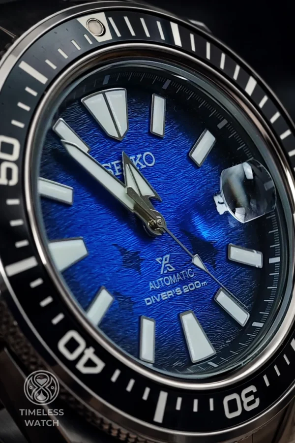Seiko SRPE33K1 — циферблат и браслет крупным планом, рифлёный керамический безель
