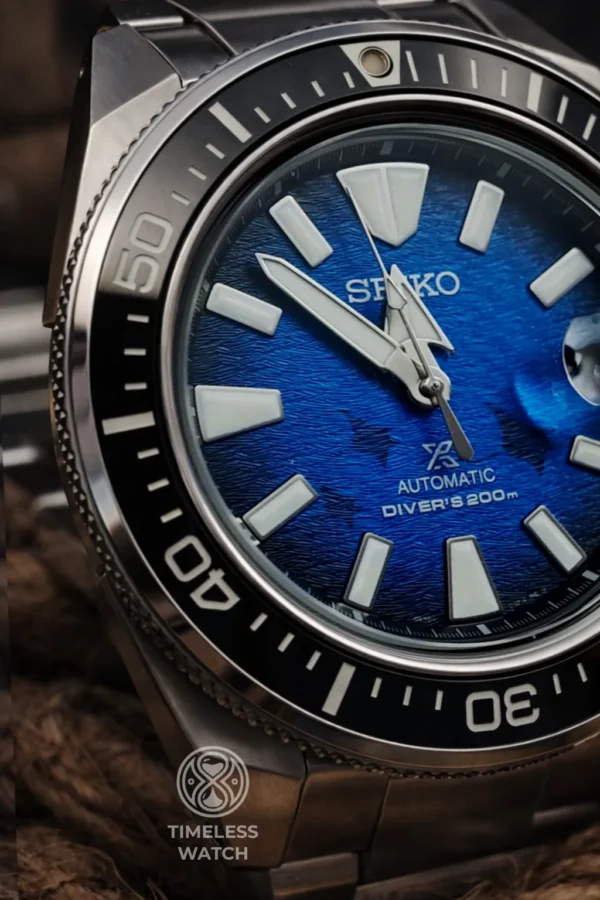 Циферблат Seiko Prospex SRPE33K1 — силуэты скатов манта и окошко даты