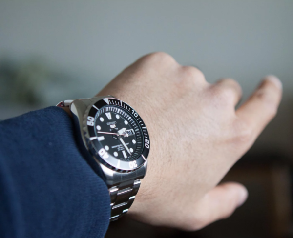 Seiko SNZF17K1 — на руке Seiko 5 Sports SNZF17K1 Sea Urchin на руке — чёрный циферблат и стальной браслет