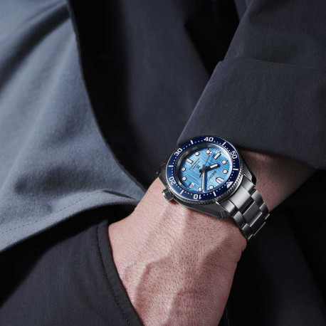 Seiko Prospex SPB299J1 Glacier на руке — светло-синий циферблат и стальной браслет