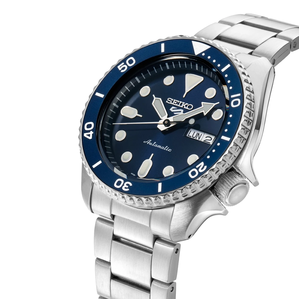 Seiko SRPD51K1 5 Sports — корпус и безель под углом