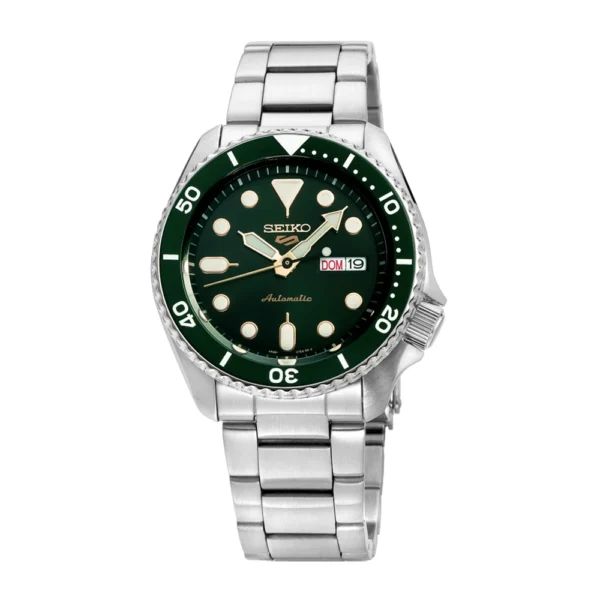 Seiko SRPD63K1 5 Sports с зелёным циферблатом на белом фоне