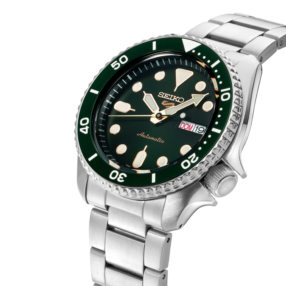 Seiko SRPD63K1 5 Sports — корпус и зелёный безель под углом