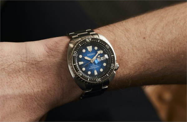 Seiko SRPE39K1 — на руке Seiko Prospex SRPE39K1 King Turtle на руке — синий циферблат и стальной браслет