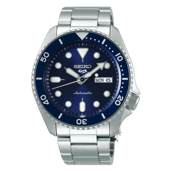 Seiko SRPD51K1 5 Sports с синим циферблатом на белом фоне
