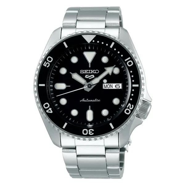 Seiko SRPD55K1 5 Sports с чёрным циферблатом на белом фоне