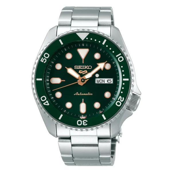 Seiko SRPD63K1 5 Sports с зелёным циферблатом и золотистыми акцентами на белом фоне