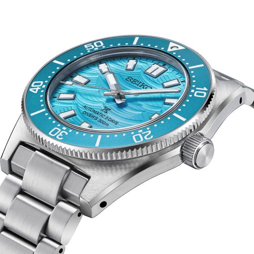 Рельеф волн и синий оттенок циферблата Seiko HBC011