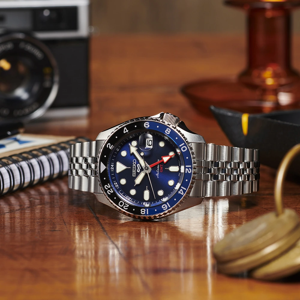 Seiko SSK003K1 — часы в интерьерной композиции