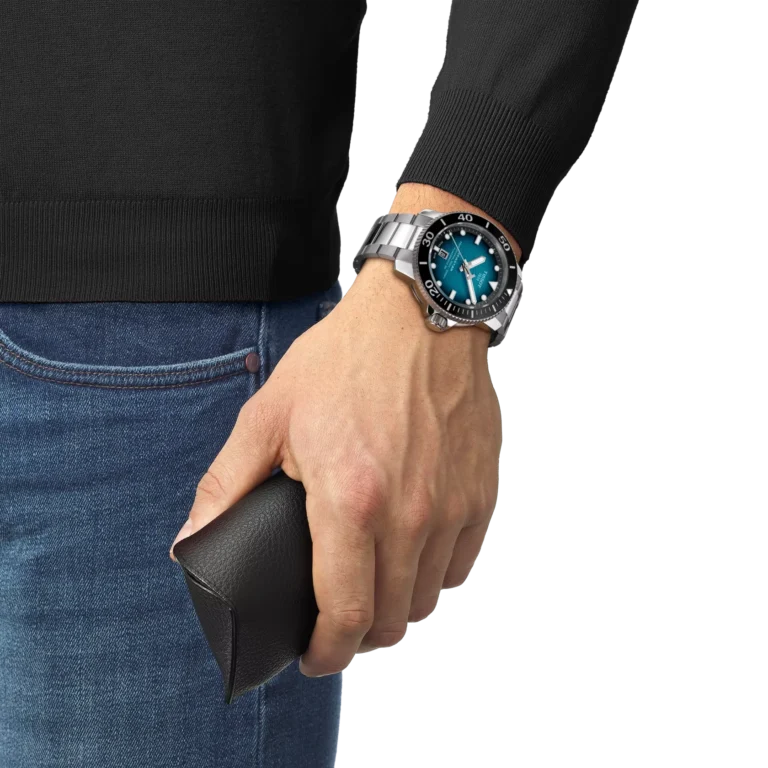 Мужские часы Tissot Seastar 2000 Professional на запястье