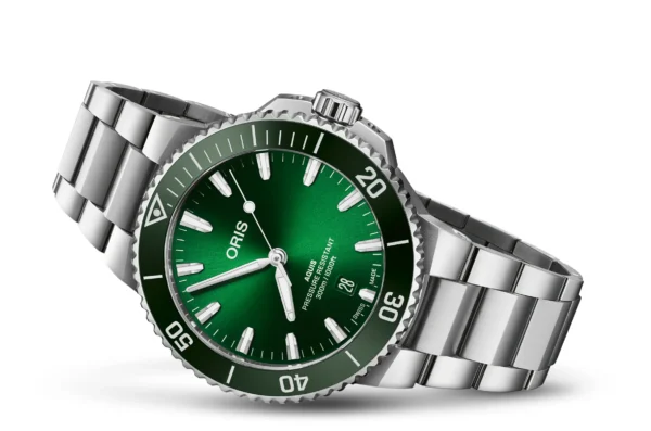 Oris 01 733 7787 4157-07 8 22 04PEB — общий вид на белом фоне
