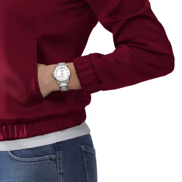 Tissot T120.210.11.011.00 Seastar 1000 с белым циферблатом на запястье Tissot T120.210.11.011.00 Seastar 1000 с белым циферблатом на запястье