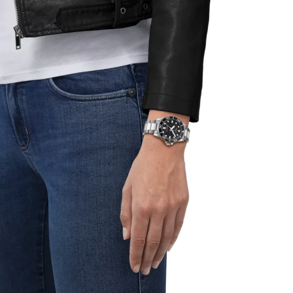 Tissot T120.210.11.051.00 Seastar 1000 с чёрным циферблатом на запястье