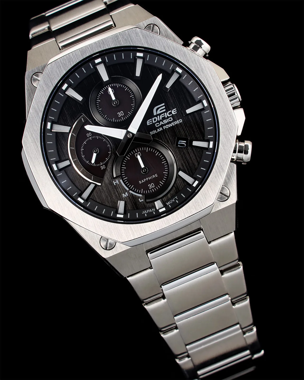 Casio EFS-S570D-1A — корпус и циферблат под углом