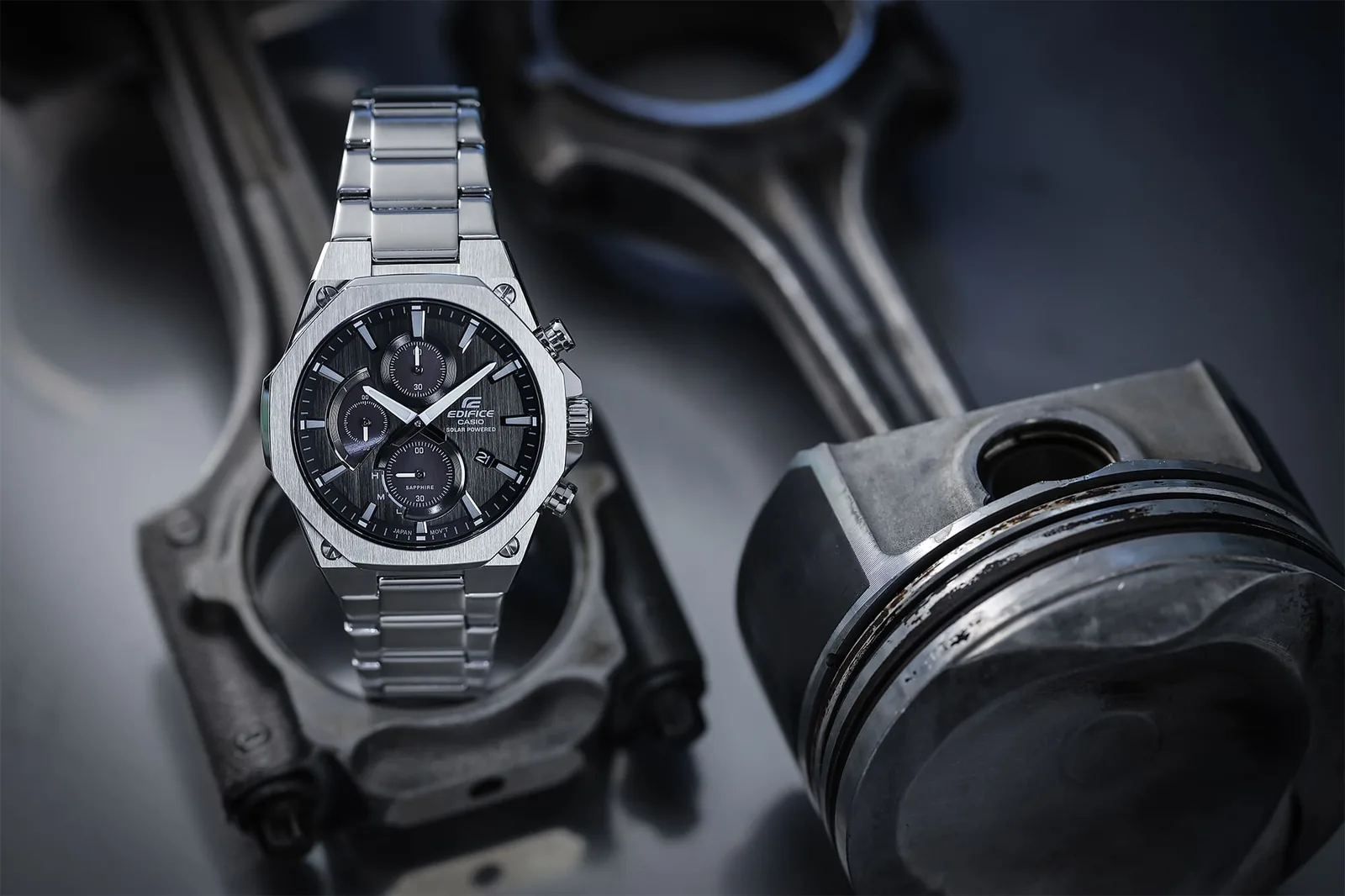 Casio EFS-S570D-1A — часы в студийной композиции