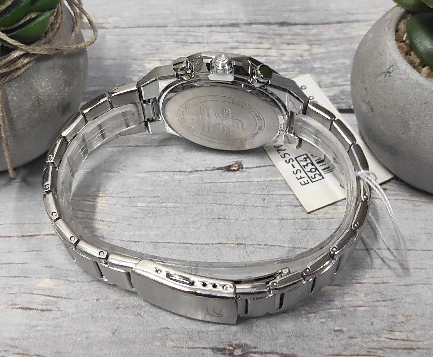 Casio EFS-S570D-5A — задняя крышка и раскрытый браслет
