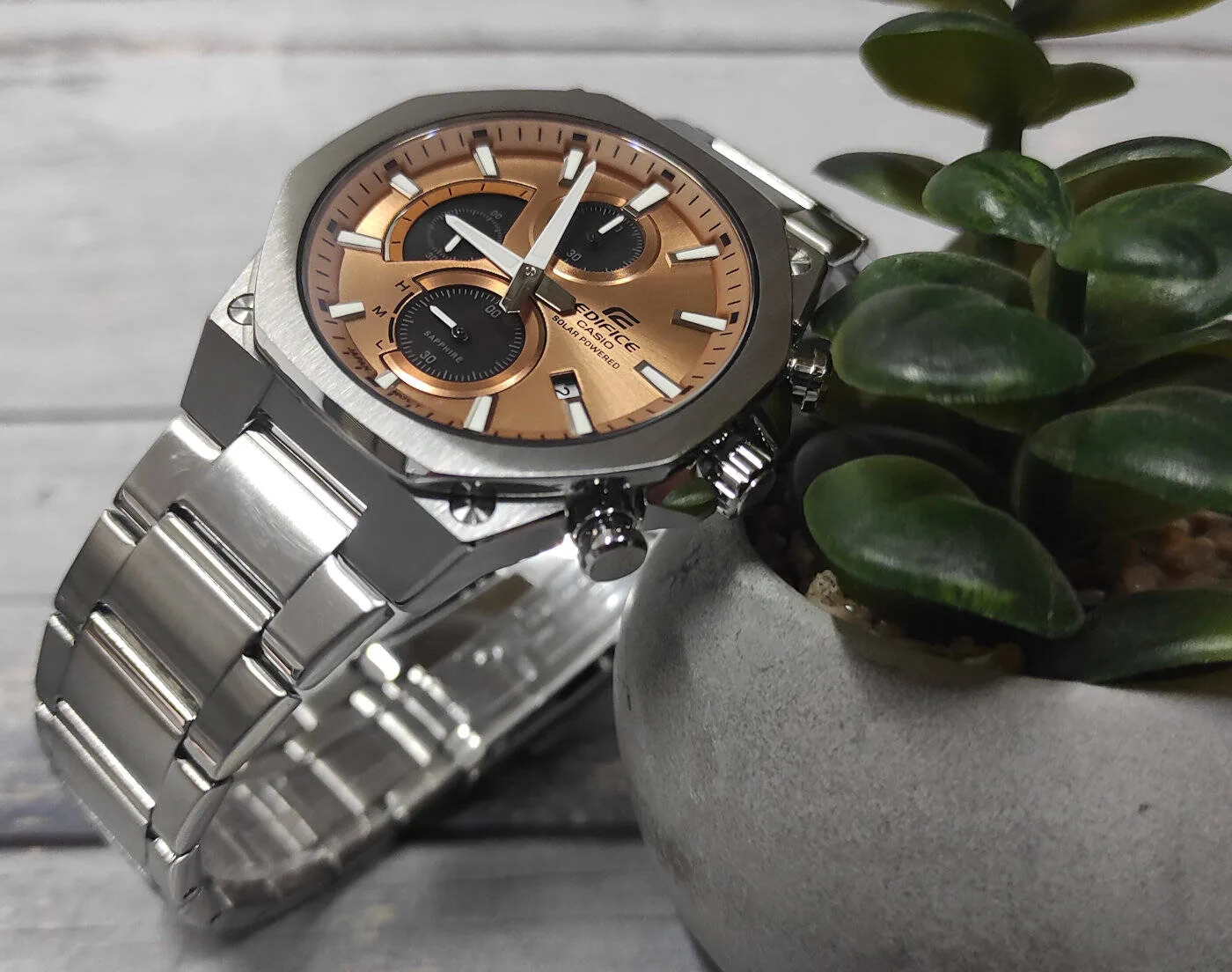 Casio EFS-S570D-5A — часы в предметной композиции