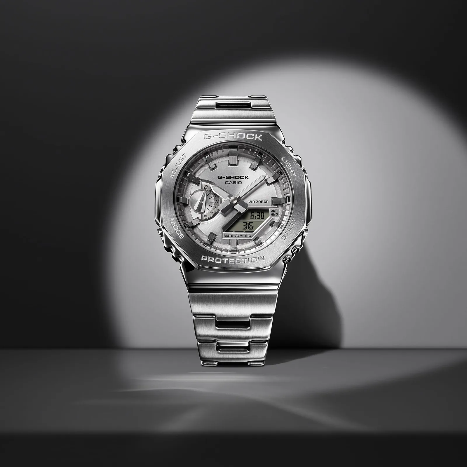 Casio GM-2110D-7A — часы в студийной композиции
