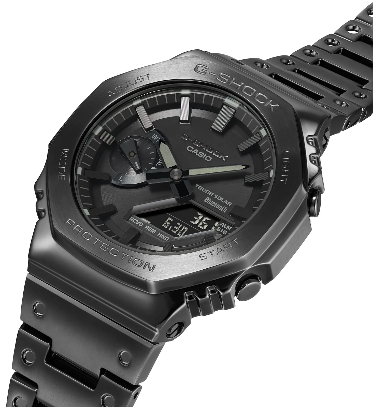 Casio GM-B2100BD-1A — корпус и браслет под углом
