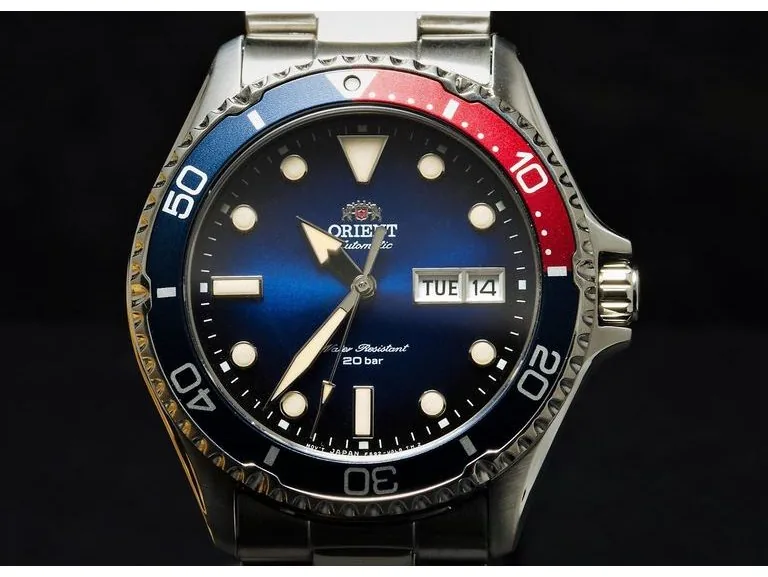 Orient RA-AA0812L — циферблат крупным планом